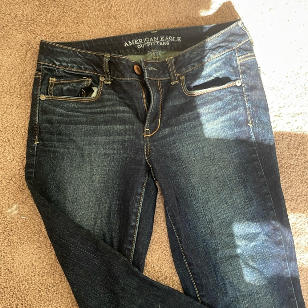 Dark-wash American Eagle skinny jeans. Size 8
